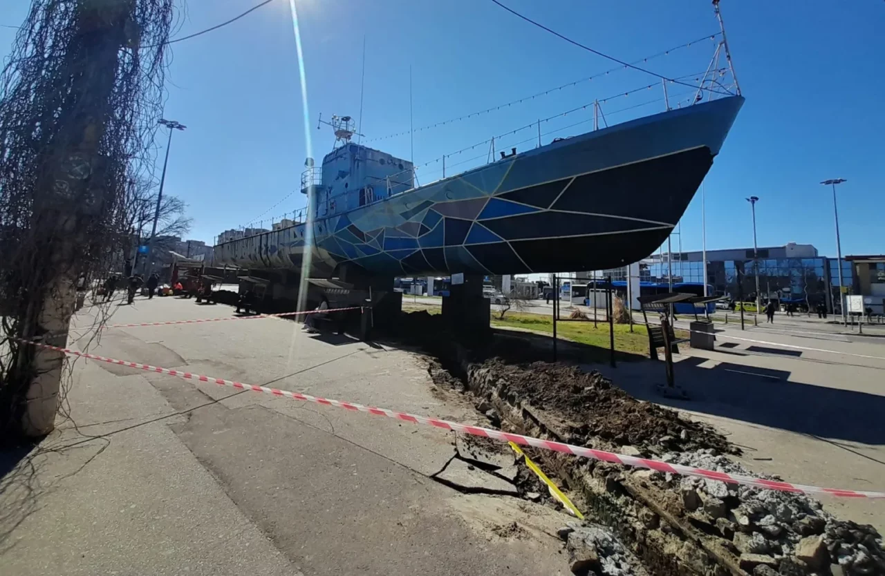 Vaporașele din Constanța, un simbol al litoralului, dezmembrate, după ce Primăria le-a vândut la fier vechi. Ce se construiește în locul lor