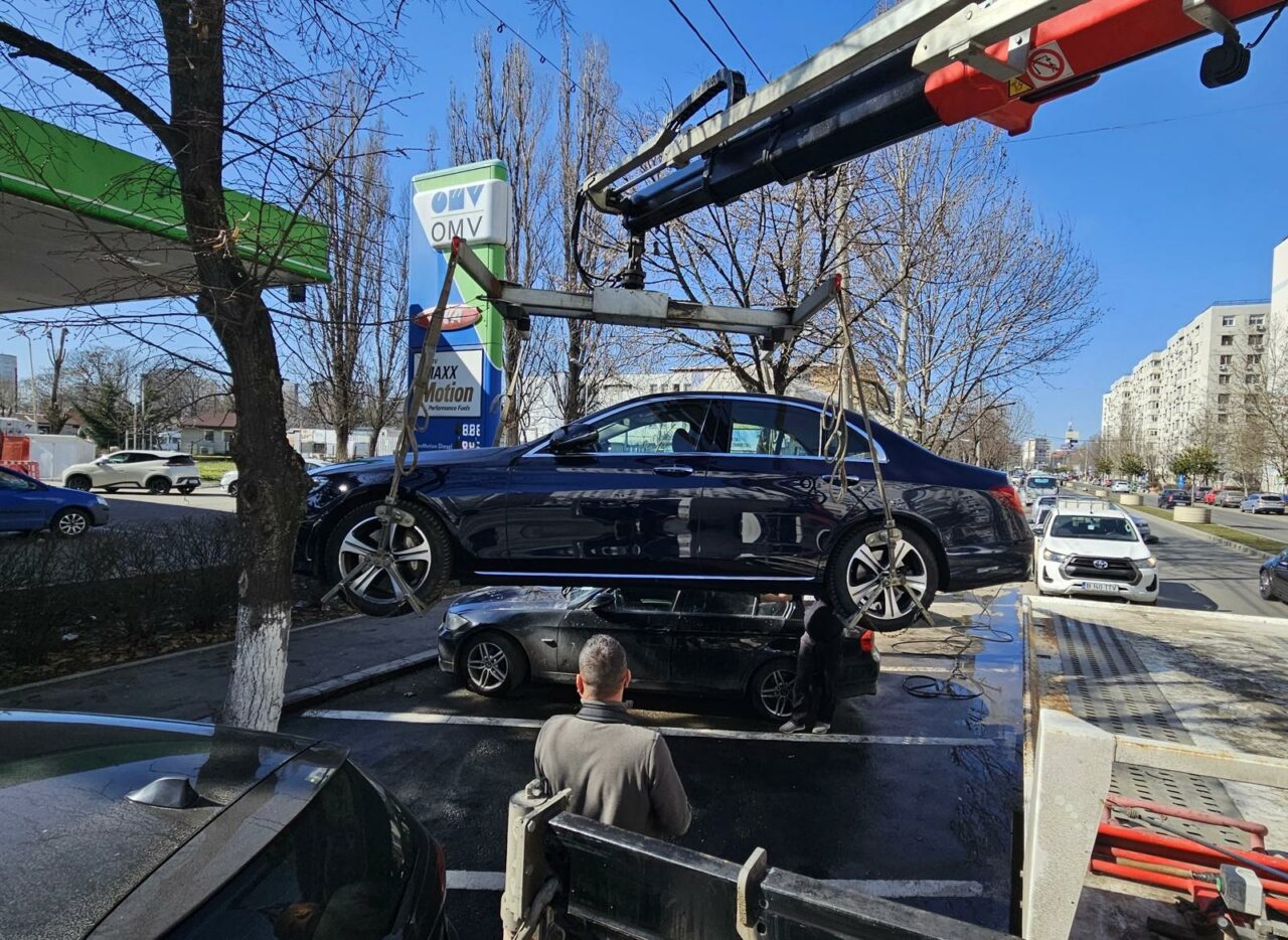 (P) Mașinile parcate pe bulevardele Sectorului 4, ridicate temporar pentru ca rigolele să fie desfundate și curățate corespunzător