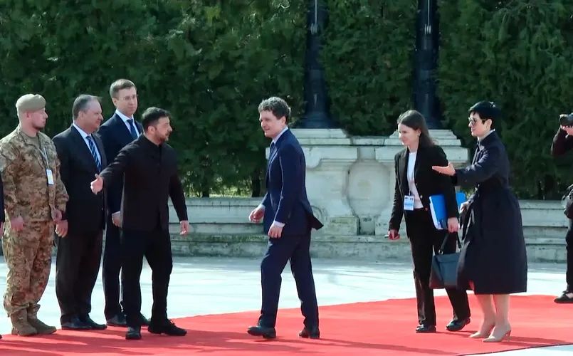 Nicușor Dan iar s-a încurcat în Protocol. De data asta la vizita lui Zelenski. Toată lumea i-a sărit în ajutor, de la președintele Ucrainei, până la șefa de protocol, Delia Dinu