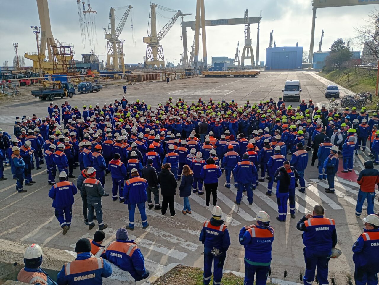 Nou protest la Damen Mangalia. Oamenii muncesc pe promisiuni de trei luni. Miniştrii vin, promit şi pleacă