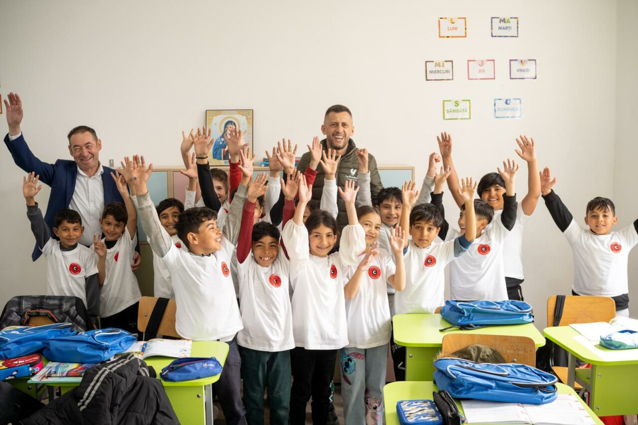 (P) Hrana care unește comunitatea: sute de copii, sprijiniți prin campania Fundației Carmistin, Ziua Meselor Școlare