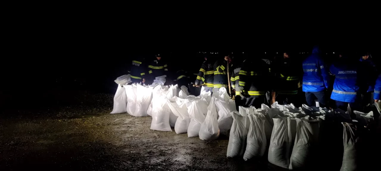 Inundații în județul Vrancea: zeci de localnici evacuați în miez de noapte și peste 200 de salvatori mobilizați