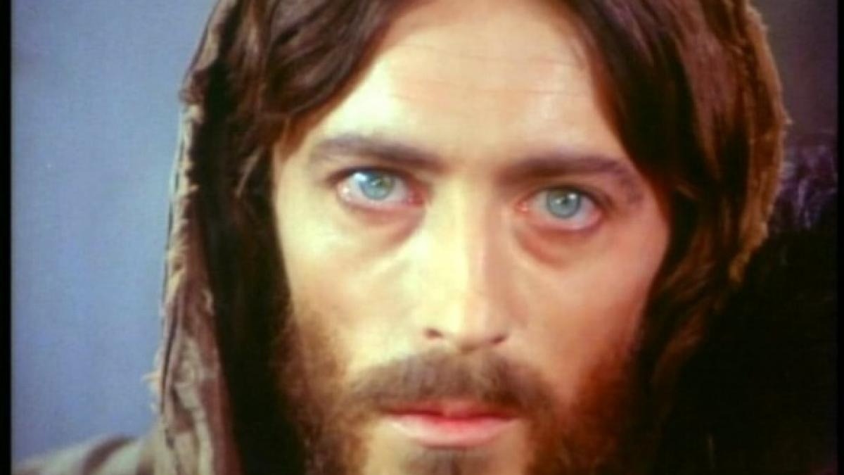 Ce s-a întâmplat cu Robert Powell, actorul care l-a jucat pe „Iisus din Nazareth”. Cum arată acum, la 80 de ani