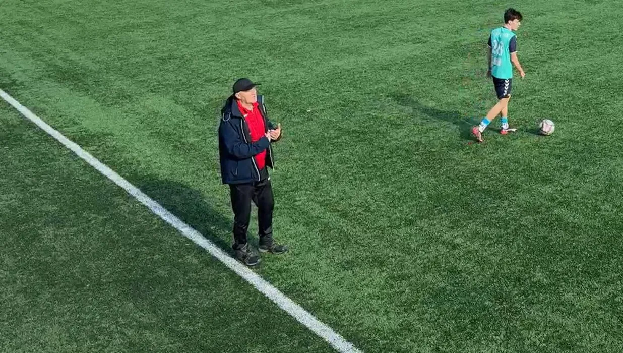 Imagini incredibile din fotbalul românesc. Un junior de 17 ani este înjurat și lovit de propriul său antrenor, fost campion cu Steaua, în anii ‘80