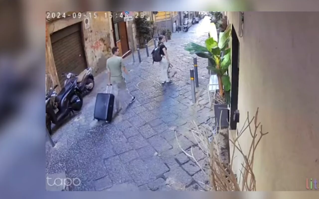 Tragedie în Napoli: o turistă și-a pierdut viața după ce o statuie aruncată de la balconul unui bloc a lovit-o în cap