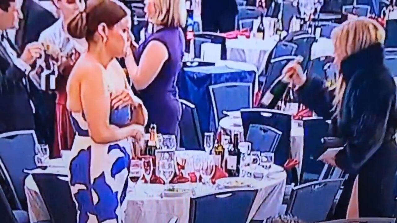 Când democrația este atacată, băutura trebuie „securizată”. Jurnalistă surprinsă „arestând” două sticle de șampanie în timpul haosului de la Casa Albă