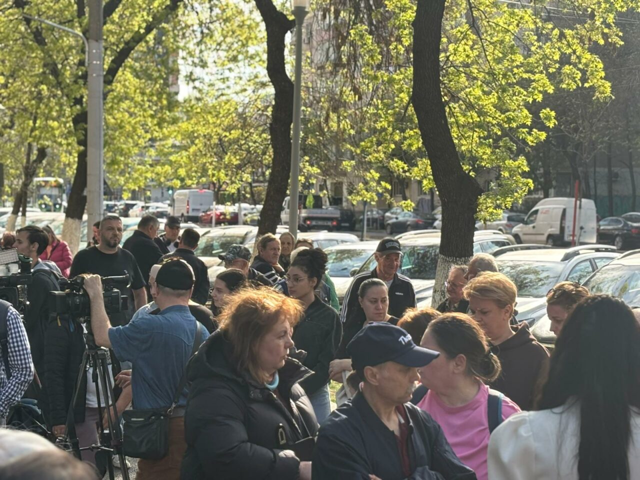 Șase luni de la tragedia din Rahova. Păgubiții protestează lângă blocul afectat de explozie