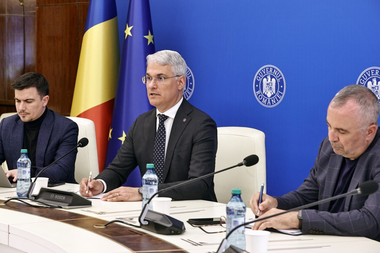 După ce sindicatele au protestat la poarta lui Bolojan, premierul l-a trimis pe Dragoș Pîslaru să vorbească cu ei. Ce au discutat