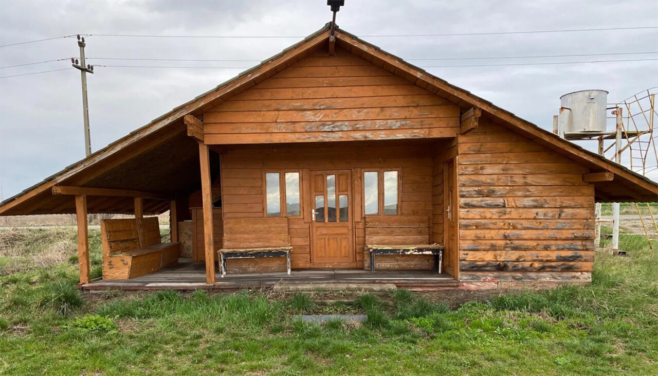 Cea mai ieftină casă din România. Localitatea în care o cabană se vinde cu doar 4.000 euro acum, în aprilie 2026