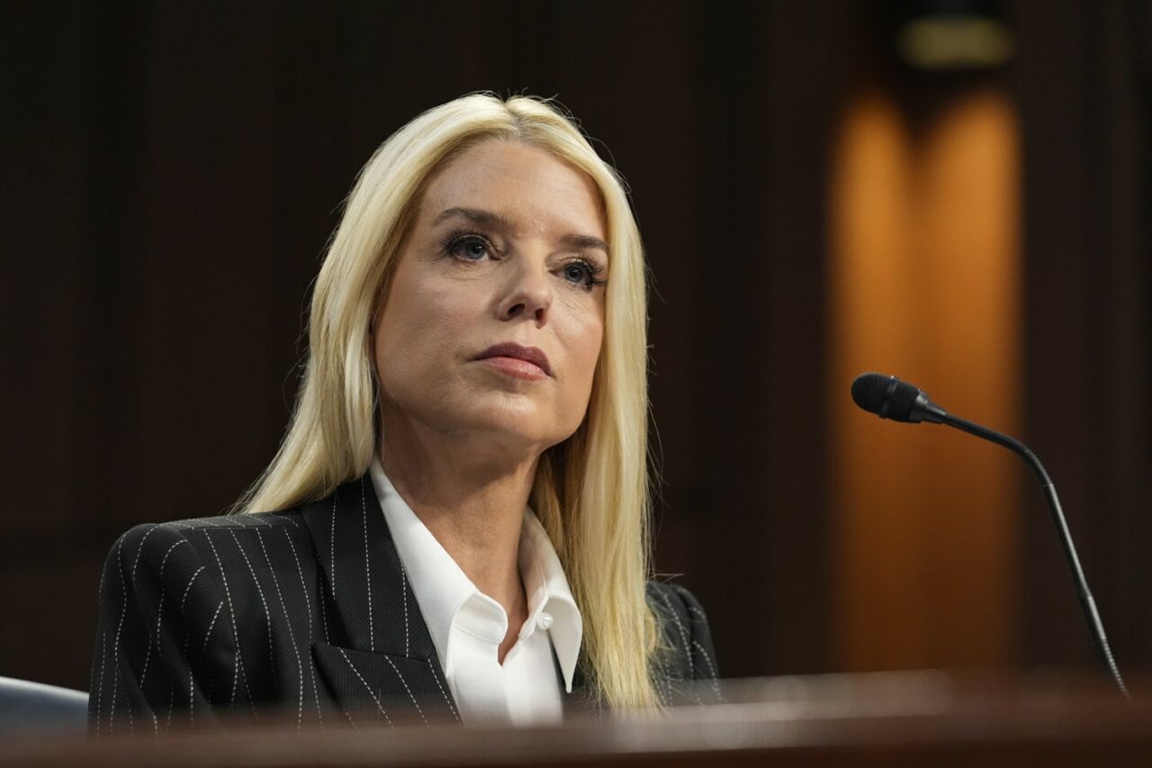 Doanld Trump a demis-o pe Pam Bondi, procurorul-general al SUA. Motivul are legătură cu gestionarea dosarelor Epstein