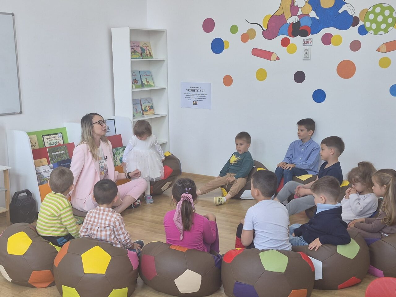 Părinții și-au adus copiii de la oraș la sat la grădiniță. O educatoare din Dolj, profesorul anului din mediul rural