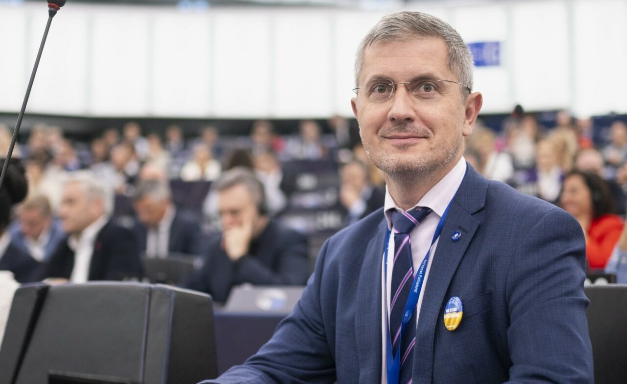 Ipocrizia devine marcă înregistrată USR. Dan Barna, care a semnat moțiunea AUR pentru demiterea guvernului Cîțu, critică asocierea PSD-AUR