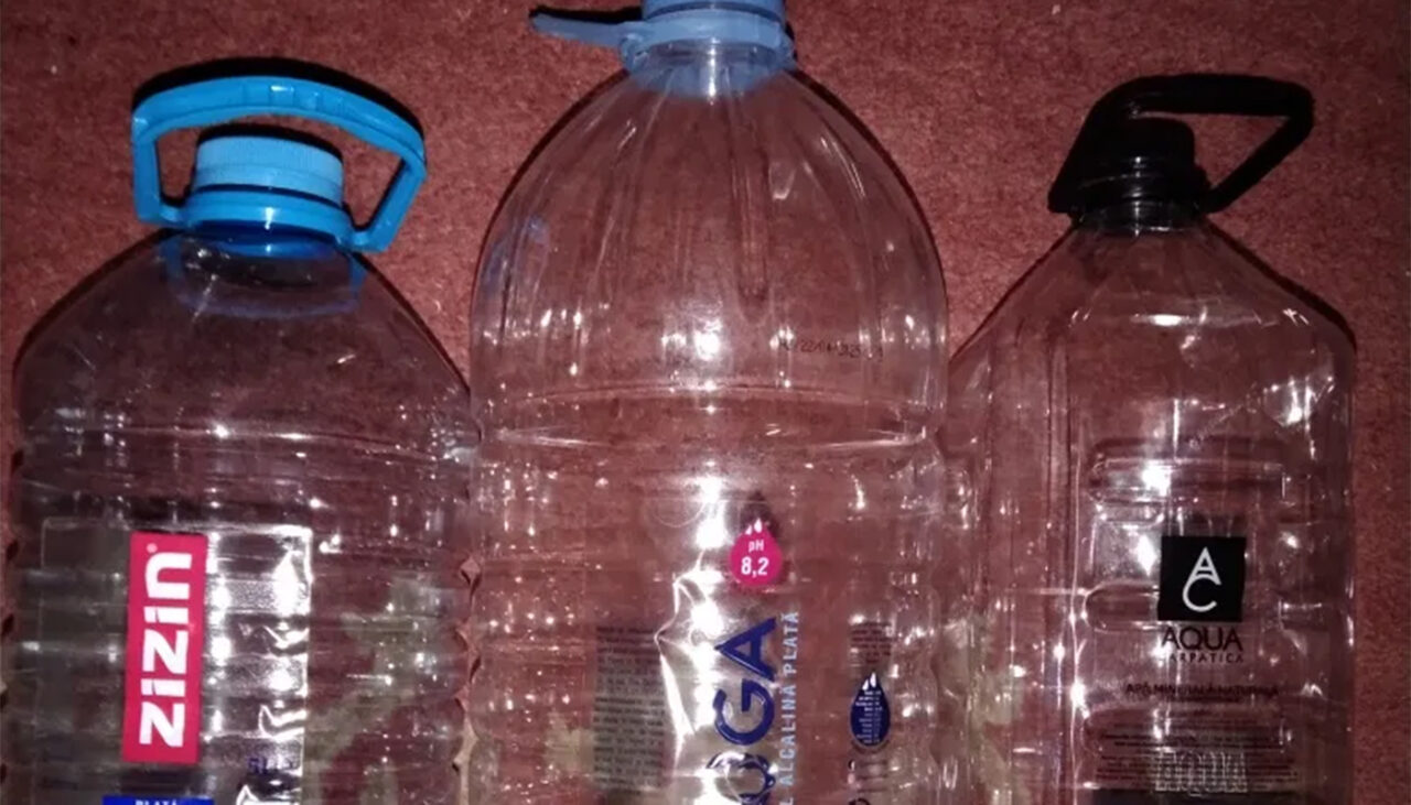 Ce faci cu bidoanele de 5 litri? Sistemul SGR din România nu permite reciclarea lor