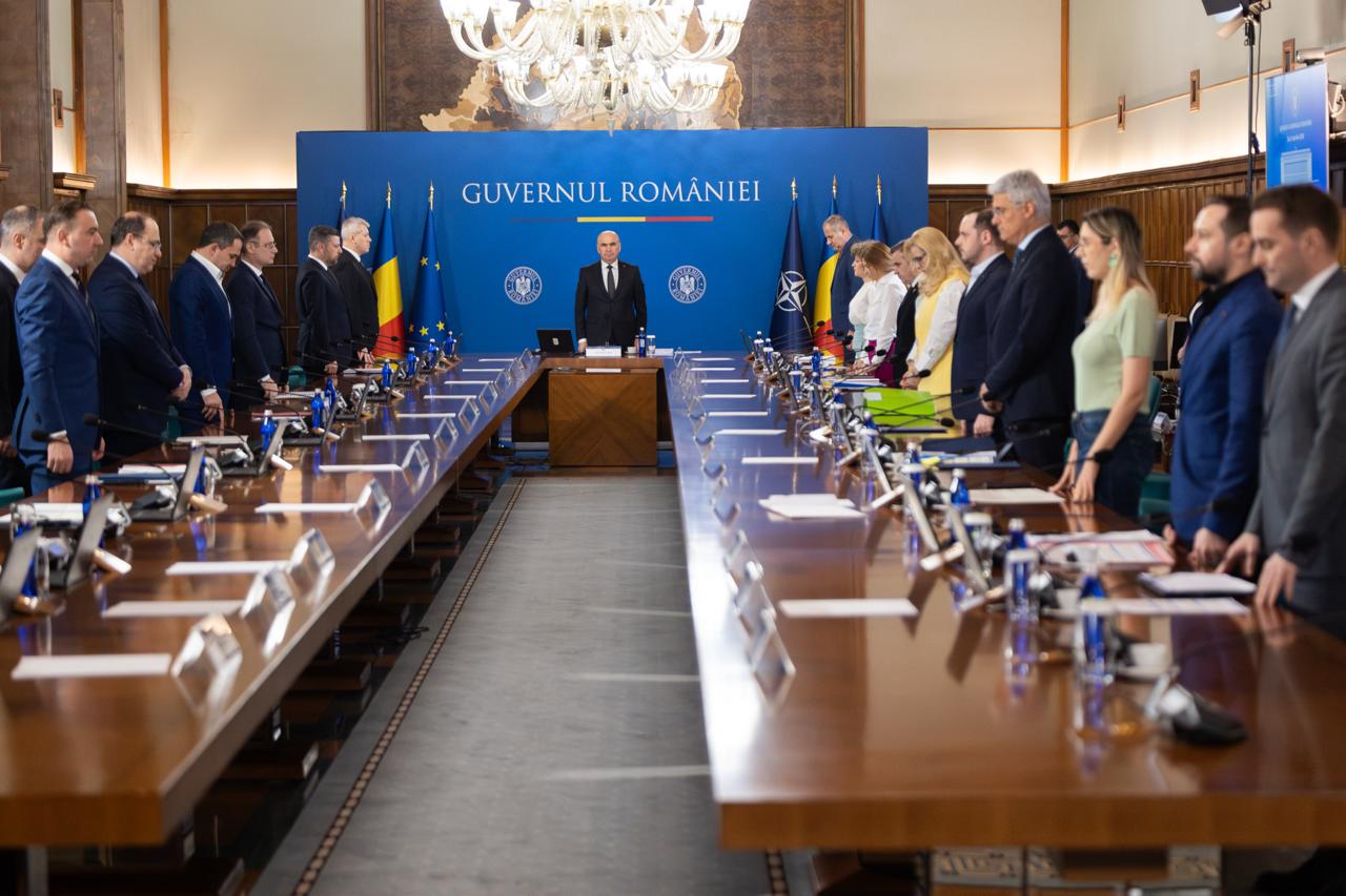 Guvernul Bolojan a ținut un moment de reculegere pentru Mircea Lucescu la începutul ședinței de joi