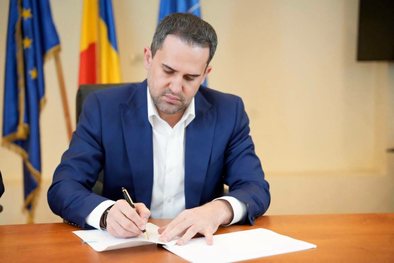 Serviciile de informații trec la mașini electrice, din bani europeni. Ce spune ministrul Transporturilor despre proiecte