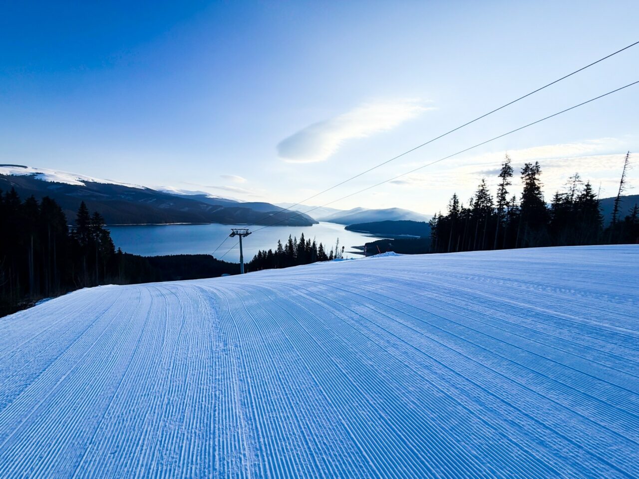 Imagini de Paște cu zăpadă pe Transalpina. Ninge și se schiază