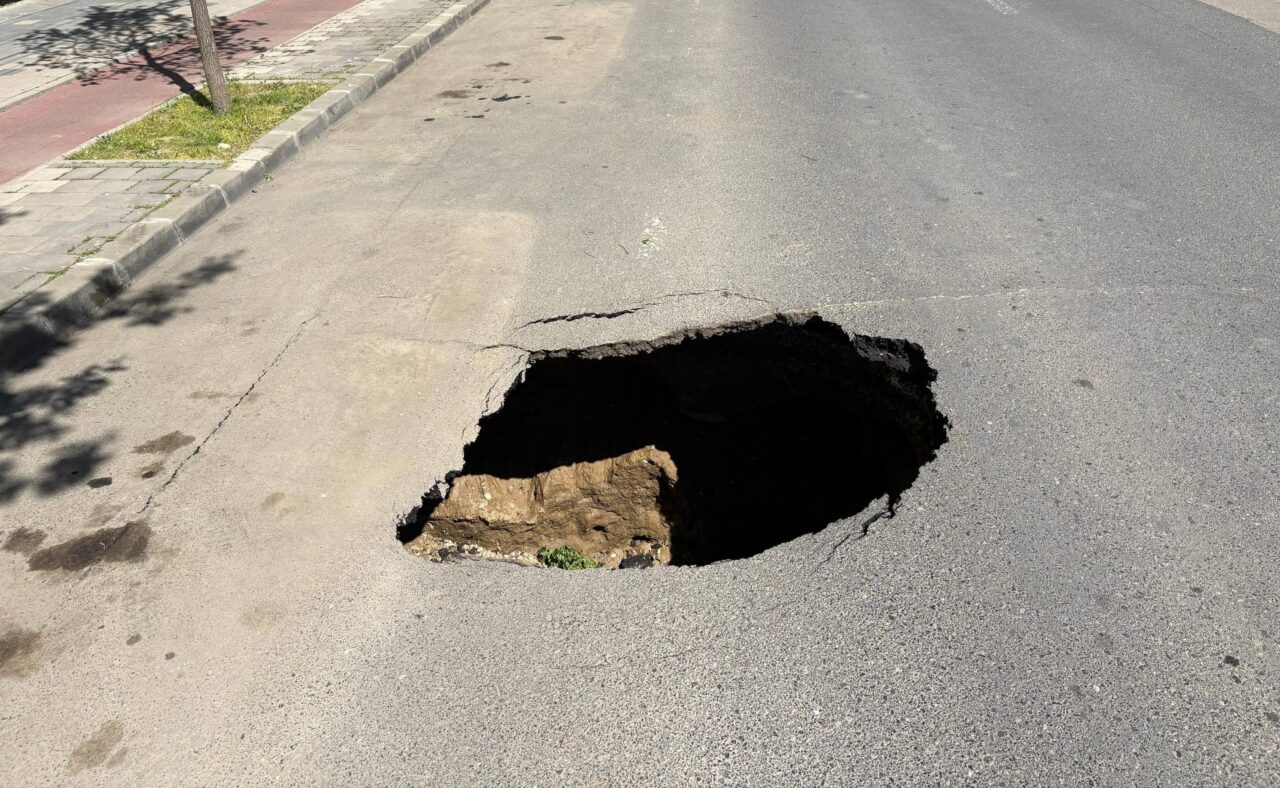 Surpare de asfalt în Slobozia: o porțiune de pe Bulevardul Unirii s-a prăbușit în centrul orașului