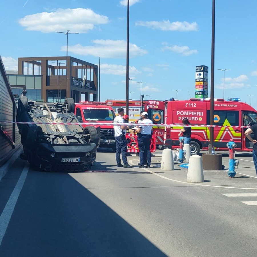 Accident în parcarea unui mall din Pitești. Un pensionar s-a răsturnat cu mașina și a rănit o femeie de 34 de ani