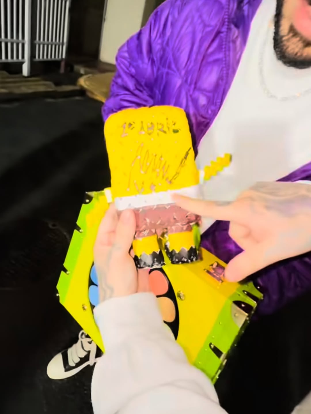 Rapperul care a fost vecin de celulă cu Nicolás Maduro se laudă cu o jucărie de pluș semnată de fostul președinte venezuelean. Ce a scris acesta