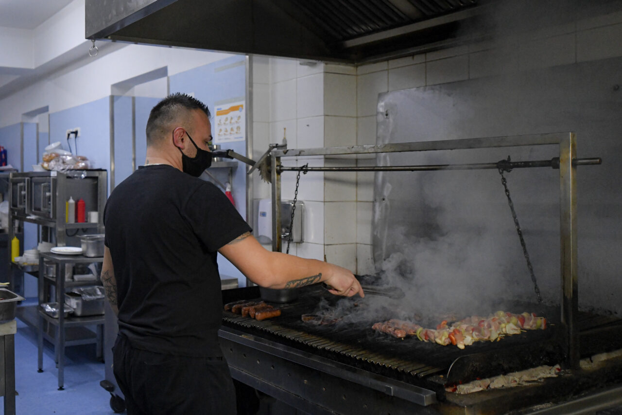 Cum să cureți eficient filtrele de la hota din bucătărie. Ponturi pentru curățarea grăsimii