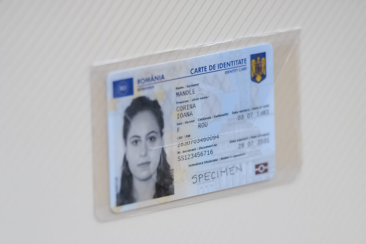 Adio, copii după buletin? Românii cu cărți de identitate electronice ar putea scăpa de birocrație și de „dosarul cu șină”