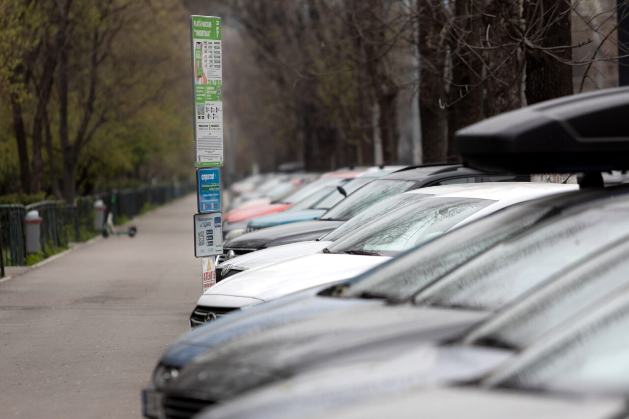 Lovitură pentru zeci de mii de șoferi de mașini hibrid din București. De când nu vor mai avea gratuitate la parcare. Din 2028 urmează și electricele