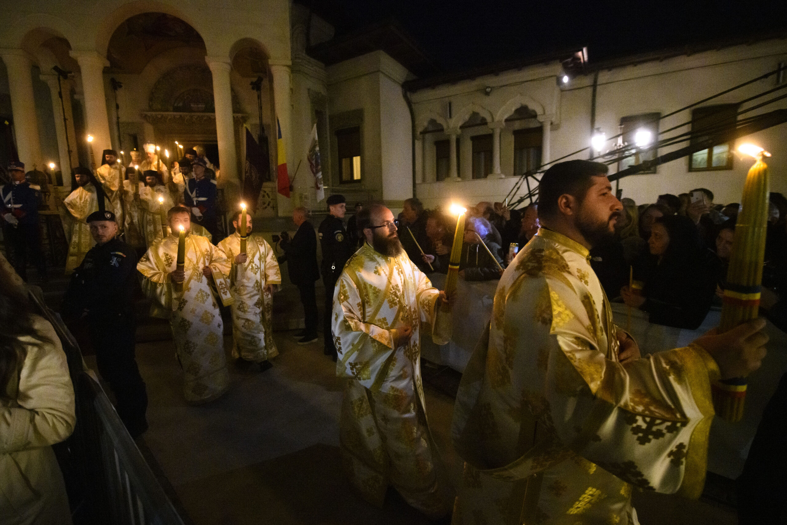 Slujba de Înviere de la Patriarhie a început. Mii de oameni participă la cea mai importantă sărbătoare creștină