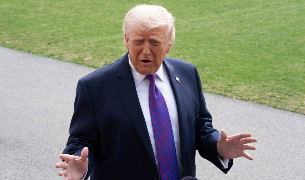 Donald Trump a publicat o imagine realizată cu IA în care apare pe post de vindecător, precum Iisus Hristos