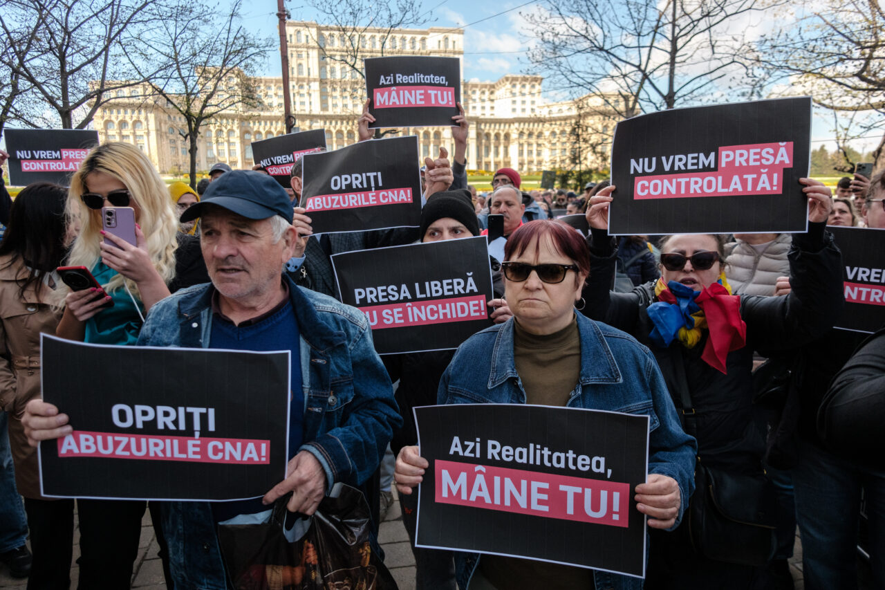 Protest în fața CNA după închiderea postului Realitatea Plus. Este prezent și George Simion