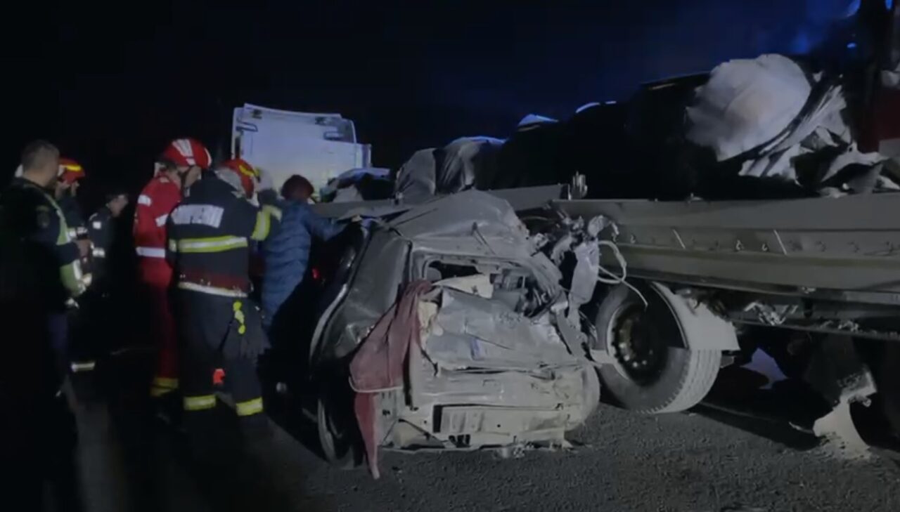 Imagini de coșmar pe A2. Două tiruri și o mașină pulverizate într-un accident în lanț care a oprit complet circulația pe sensul spre București