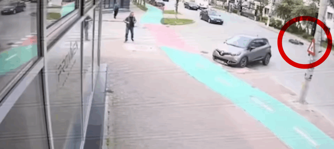 Un șofer a făcut prăpăd pe o stradă din Bacău. După ce a lovit un motociclist, bărbatul a intrat în ușa unei frizerii