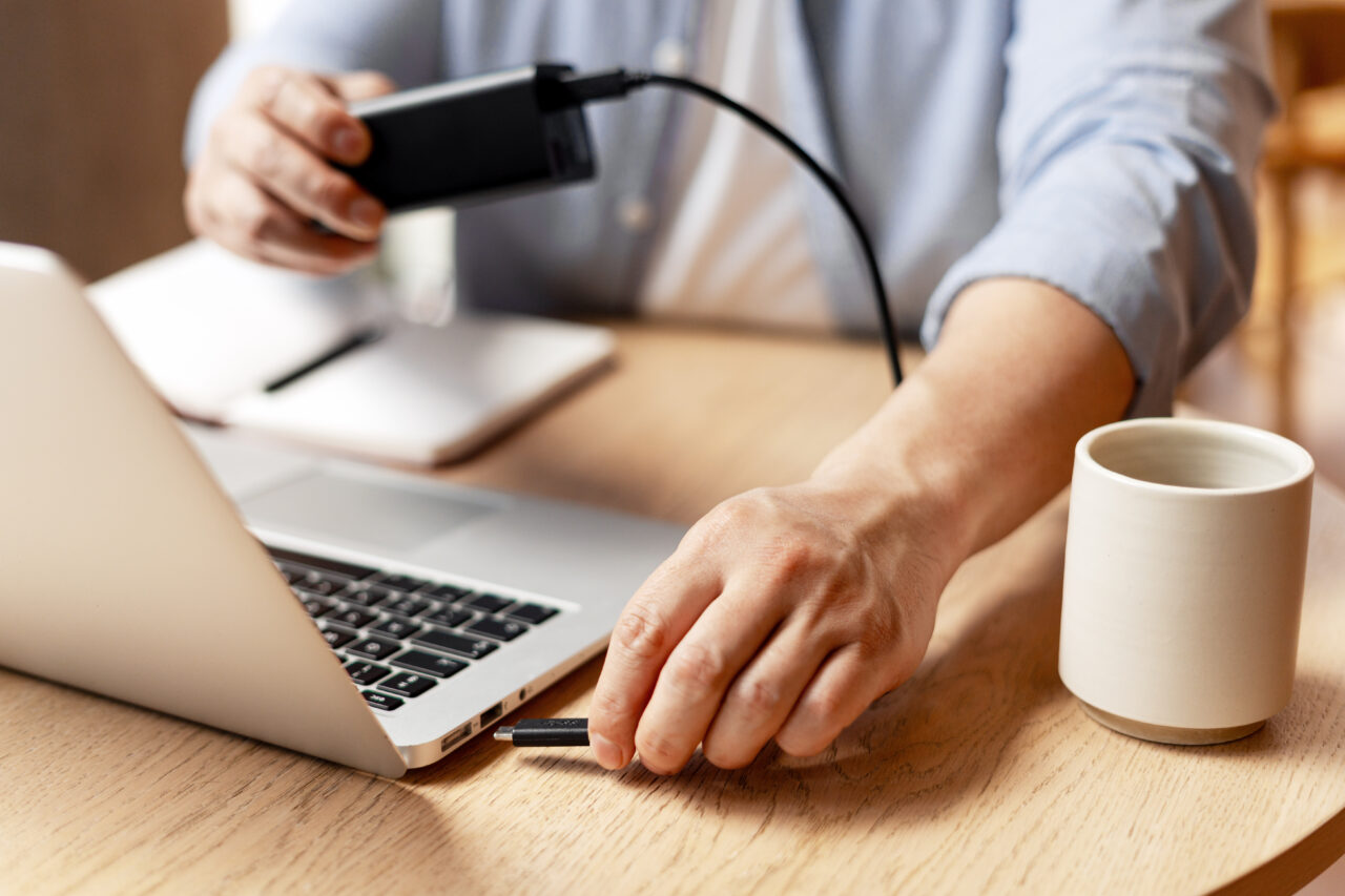 Adio, încărcătoare clasice pentru laptopuri. Ce devine obligatoriu în Uniunea Europeană, din 28 aprilie 2026