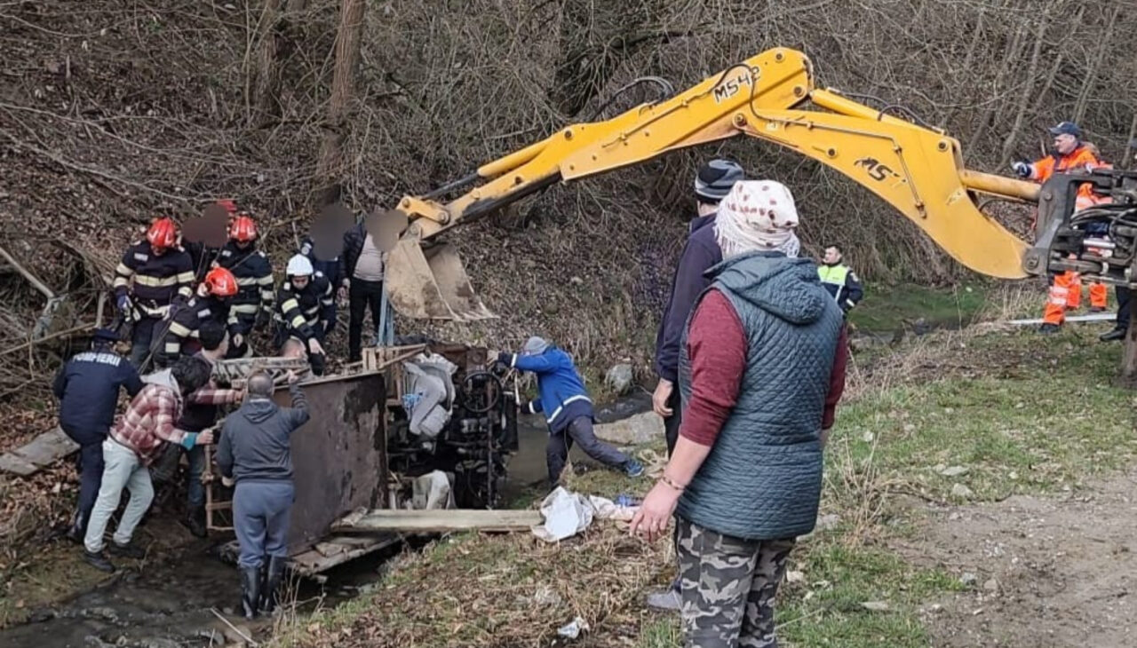 Scene dramatice de salvare în Argeș. Un bărbat a rămas captiv sub vehiculul răsturnat într-un pârâu