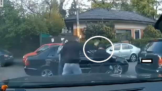 Un șofer a fost filmat când lovește un bărbat aflat într-un cărucior pentru persoane cu dizabilități, pe un drum din Vaslui. Polițiștii fac cercetări