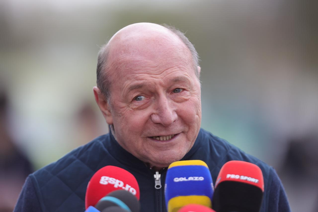 Traian Băsescu l-a omagiat pe Mircea Lucescu. La plecare, fostul președinte s-a oprit la o sesiune de poze cu fanii
