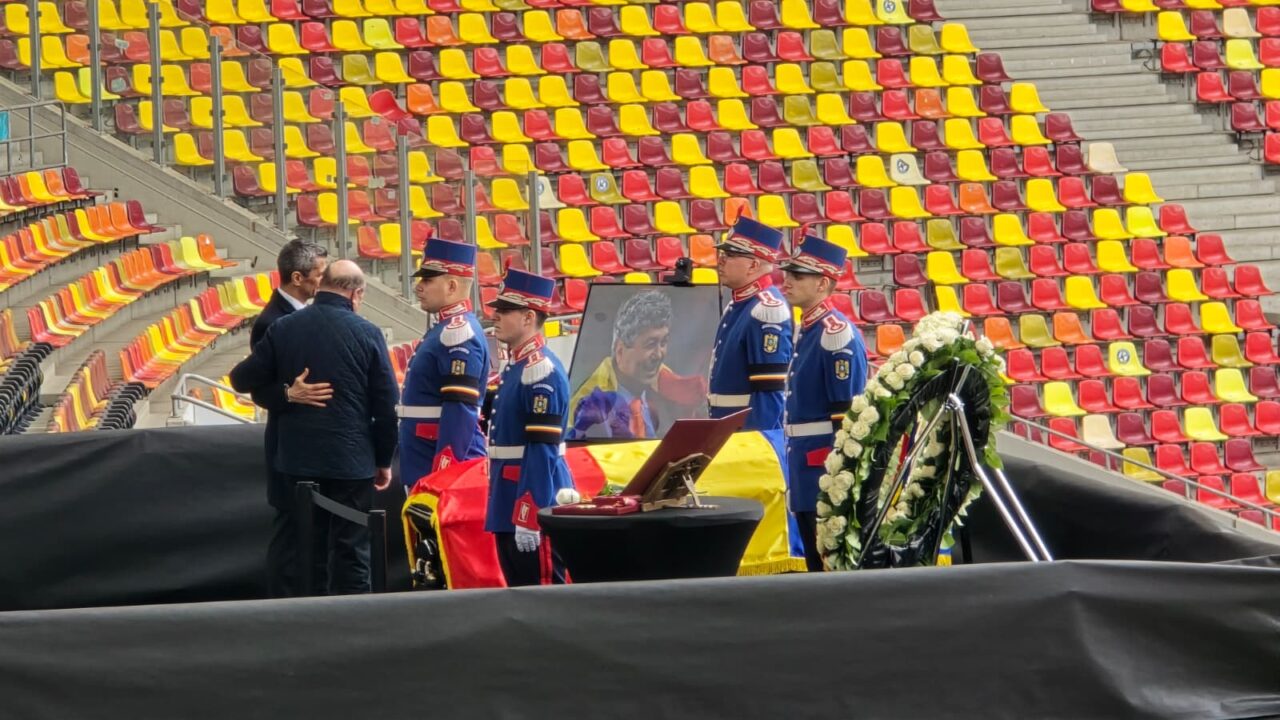 Traian Băsescu l-a omagiat pe Mircea Lucescu. La plecare, fostul președinte s-a oprit la o sesiune de poze cu fanii