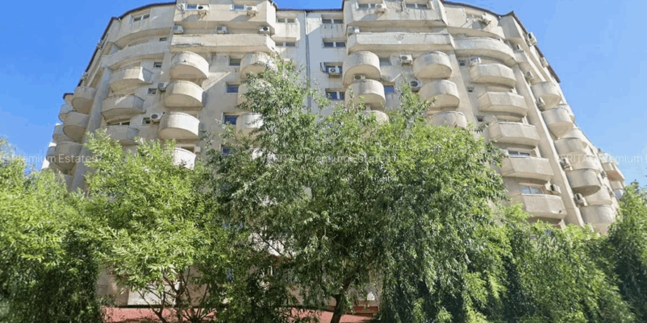 Un bloc de nouă etaje din București a fost scos integral la vânzare. Care ar fi beneficiile investiției