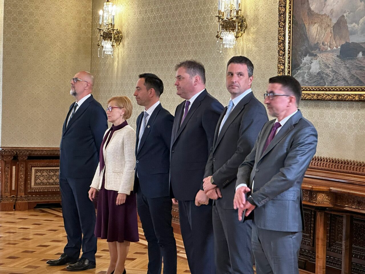 UDMR intră la consultări cu Nicușor Dan. Primele imagini cu delegația condusă de Kelemen Hunor