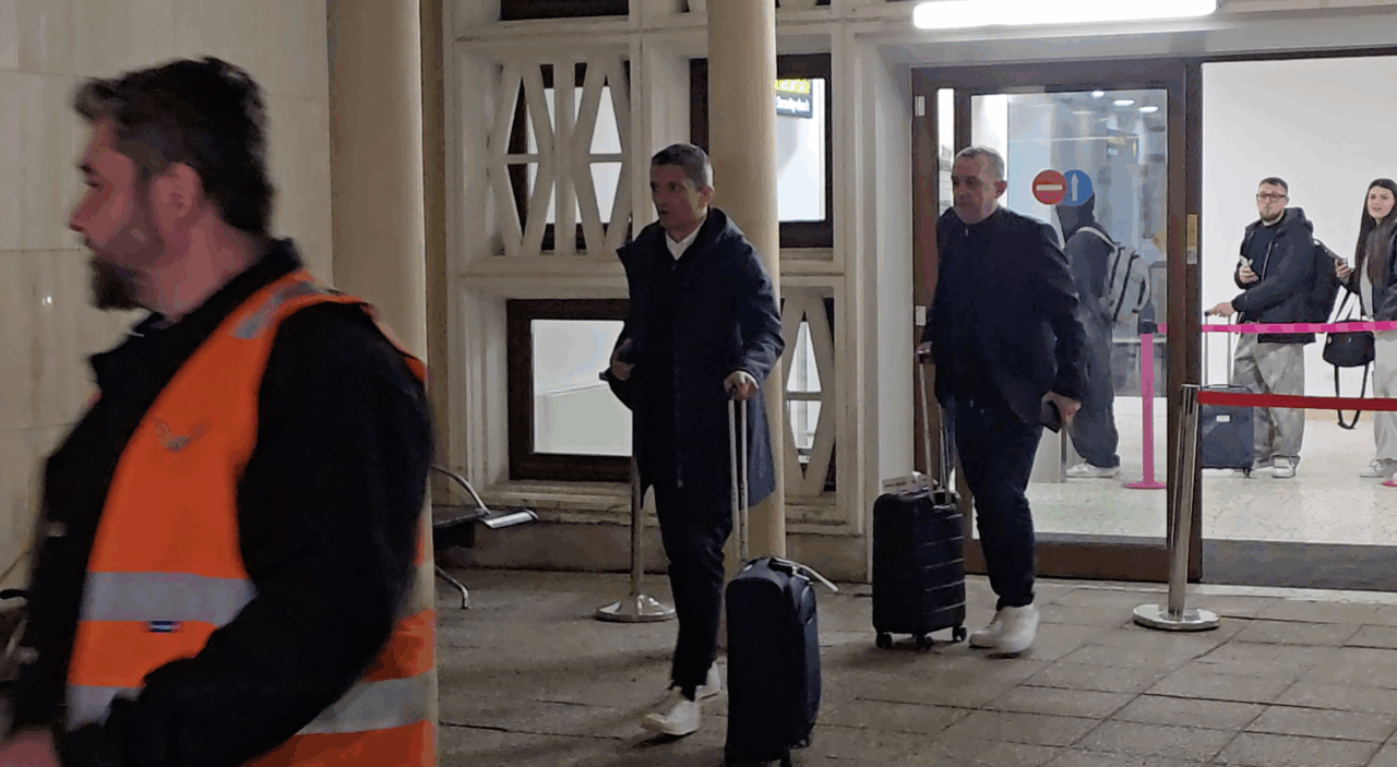 Primele imagini cu Răzvan Lucescu, care a ajuns în țară și se îndreaptă spre spitalul unde este internat Mircea Lucescu. „Este o situație grea”