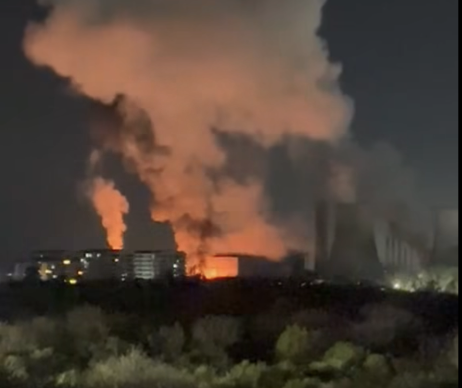 Incendiu de proporții la C.E.T Vest în București. Pompierii intervin cu 10 autospeciale