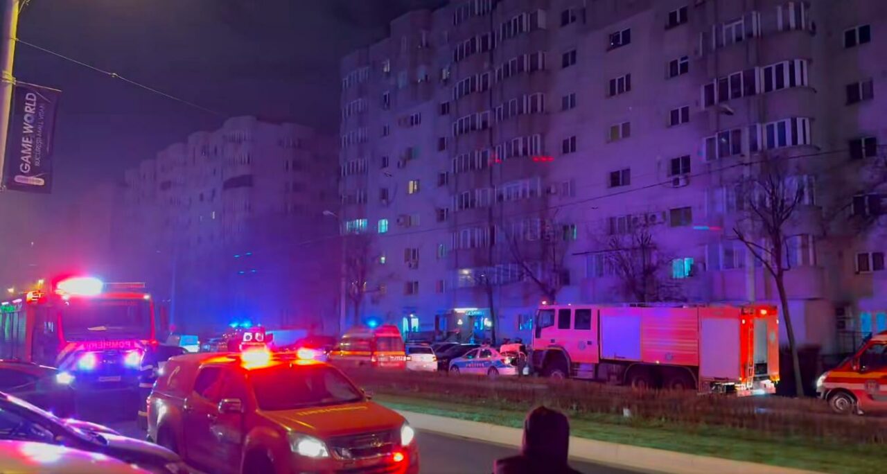 Incendiu puternic într-un bloc de pe Calea Vitan din București. O persoană a murit, iar alte 13 au fost evacuate