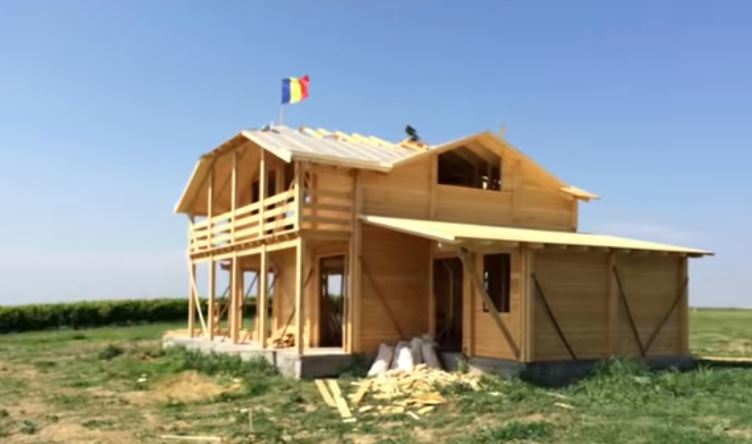 Casa din Dolj a lui Mircea Dinescu a ars din temelii. Există suspiciuni că incendiul ar fi fost provocat