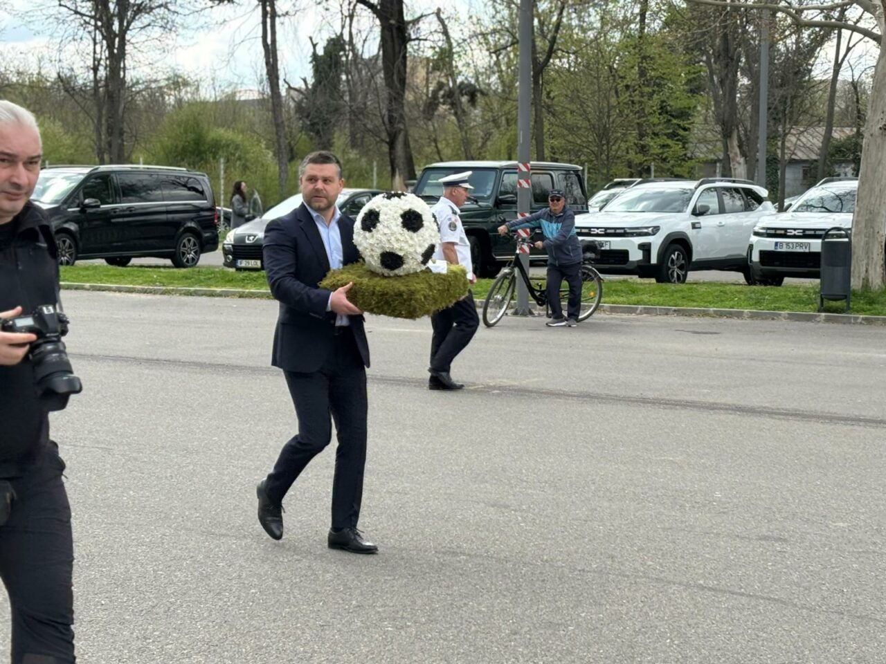 Ciprian Ciucu l-a omagiat pe Mircea Lucescu. Ce coroană specială a adus edilul la Arena Națională