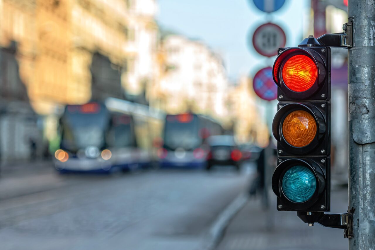 Spune adio semafoarelor tradiționale: Uniunea Europeană ia în considerare adăugarea unei a patra culori. Ce semnifică „faza albă”
