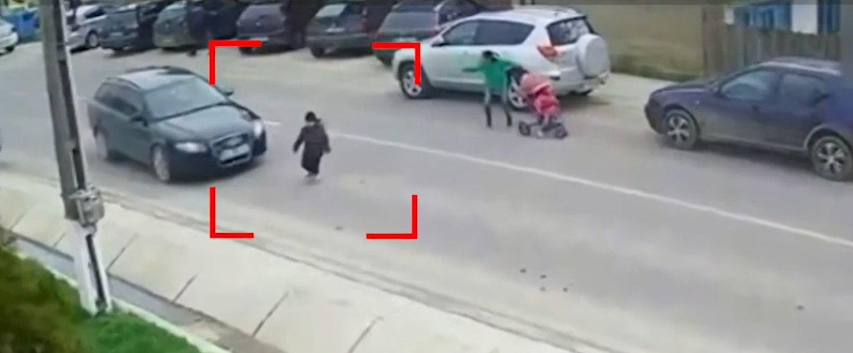 O studentă la Medicină şi un poliţist au salvat viața unui băiețel de 4 ani, lovit de o maşină în județul Bacău. Copilul nu mai avea semne vitale