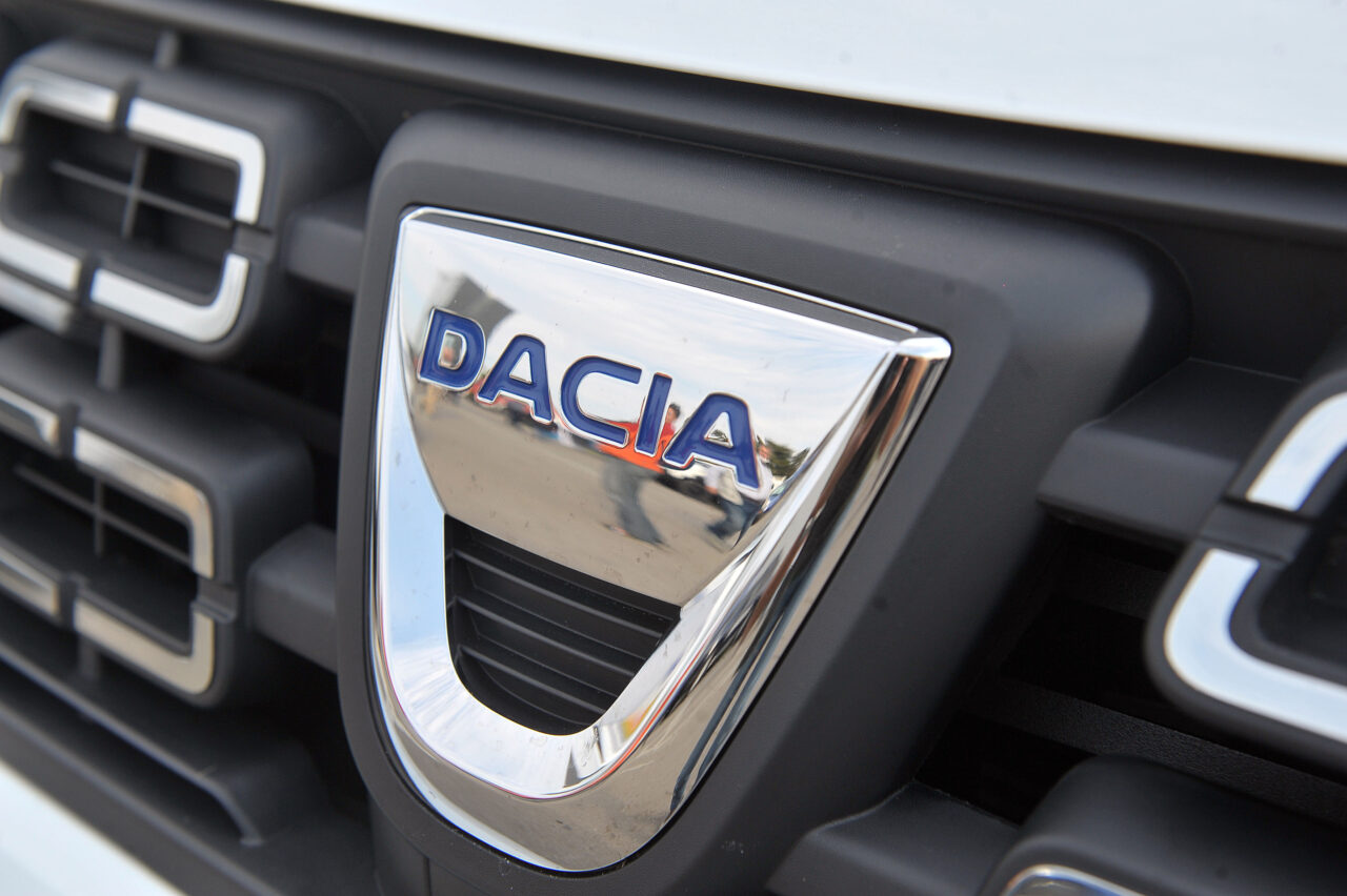 Vânzările Dacia au scăzut drastic în România. „Piața românească este deprimată din cauza amânării Rabla și din cauza crizei”