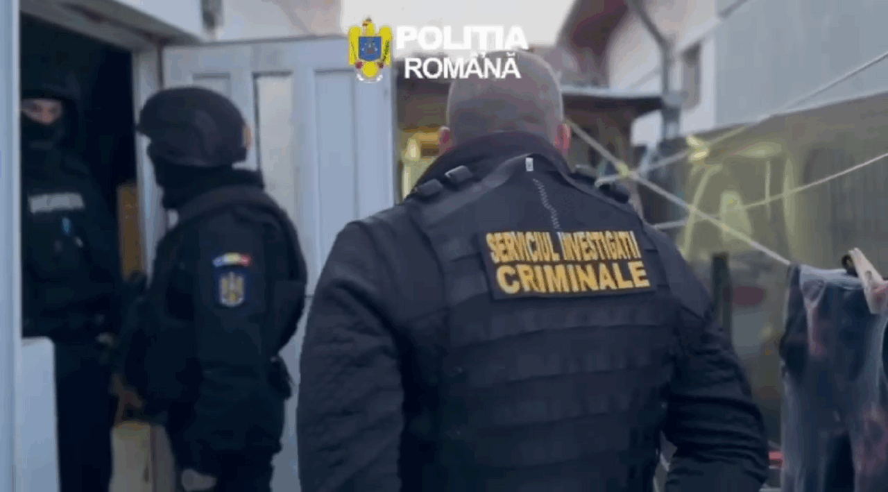 Dâmbovița: Percheziții la suspecți de proxenetism, șantaj și cămătărie. Mascații descind în mai multe localități