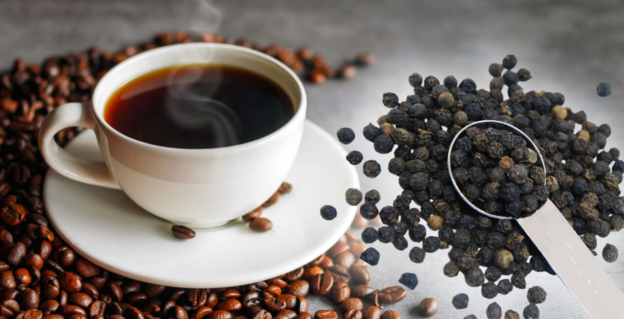 De ce să adaugi piper negru în cafea. Ce efect are această combinație asupra organismului, de fapt