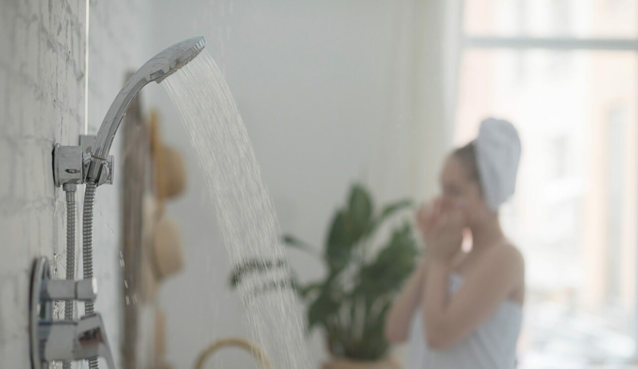 Este mai bine să faci duș dimineața sau seara? Un dermatolog relevă care ar fi momentul ideal și de ce