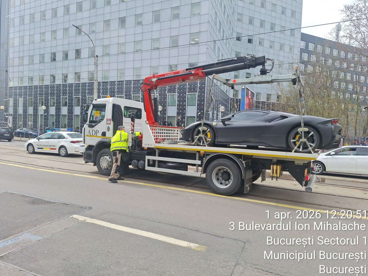 Ferrari parcat pe linia tramvai, în București, ridicat de pe șine de polițiștii locali. Cât poate costa mașina și ce amendă a plătit proprietarul